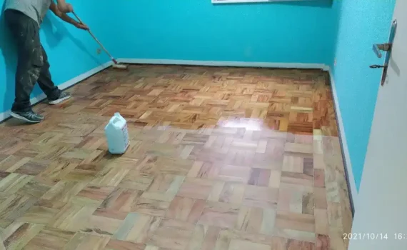 Aplicação de Bona em Pisos de Madeira