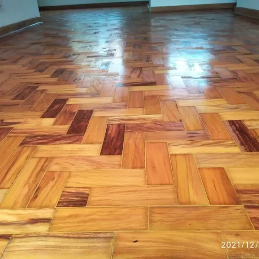 Aplicação de Cascolac em Pisos de Madeira