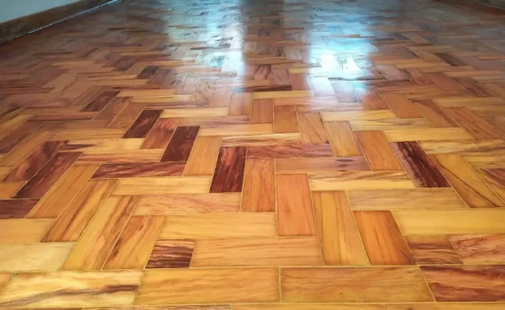 Aplicação de Cascolac em Pisos de Madeira