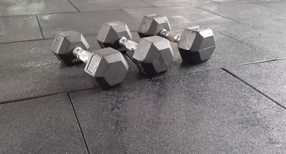 piso-de-borracha-reciclada-para-academia-01