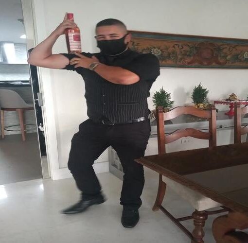Barman para Aniversário preparando drinks em uma festa sofisticada