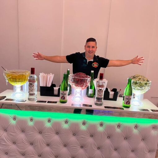 Barman para Aniversário em Alphaville preparando coquetéis em uma festa