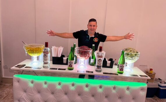 Barman para Aniversário em Alphaville preparando coquetéis em uma festa