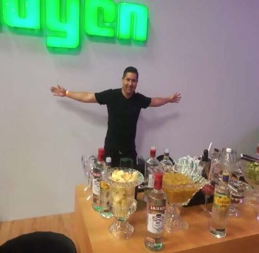 Barman para Casamentos em SP preparando drinks sofisticados em uma festa na capital