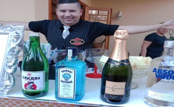 Barman para Eventos preparando coquetéis coloridos em uma festa elegante