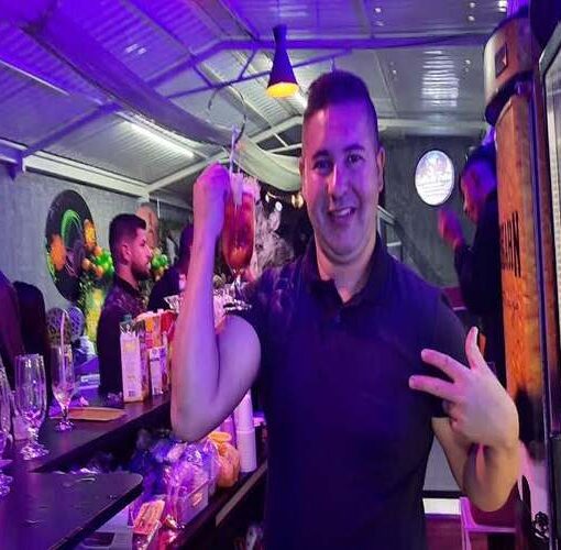 Barman para Eventos em Guarulhos preparando coquetéis em festa corporativa