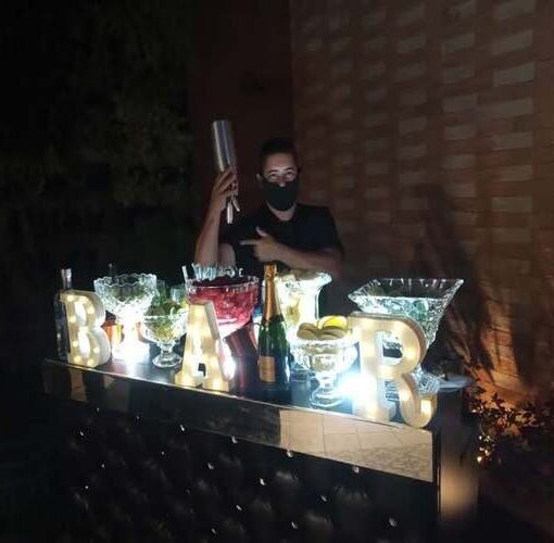Barman para Eventos em São Caetano preparando coquetéis coloridos em uma festa elegante
