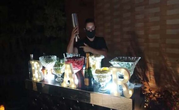Barman para Eventos em São Caetano preparando coquetéis coloridos em uma festa elegante