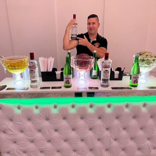 Barman para Eventos em SP preparando drinks sofisticados em uma festa corporativa