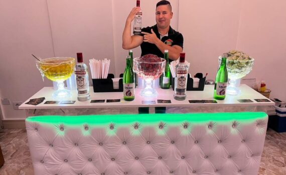 Barman para Eventos em SP preparando drinks sofisticados em uma festa corporativa