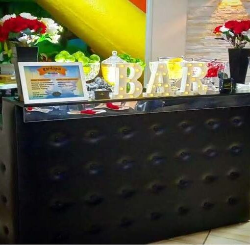 Barman para Festas preparando drinks sofisticados em evento corporativo