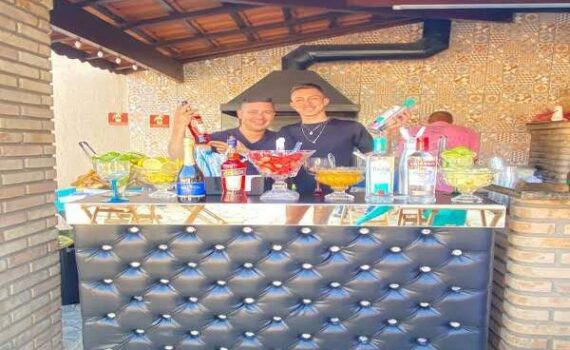 Barman para Festas em Alphaville preparando drinks sofisticados em balcão moderno
