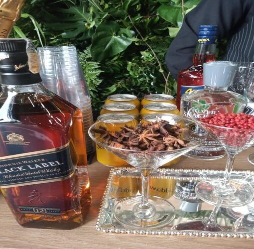 Barman para Festas em Guarulhos preparando coquetéis em evento corporativo