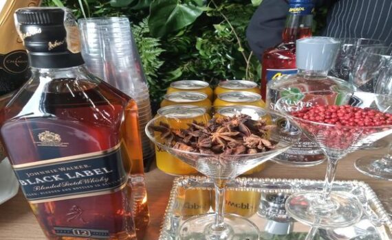 Barman para Festas em Guarulhos preparando coquetéis em evento corporativo