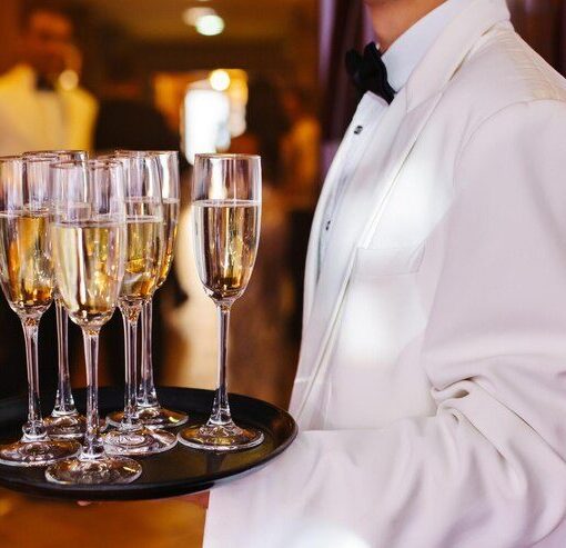 Garçom para Eventos organizando o salão de festas com elegância