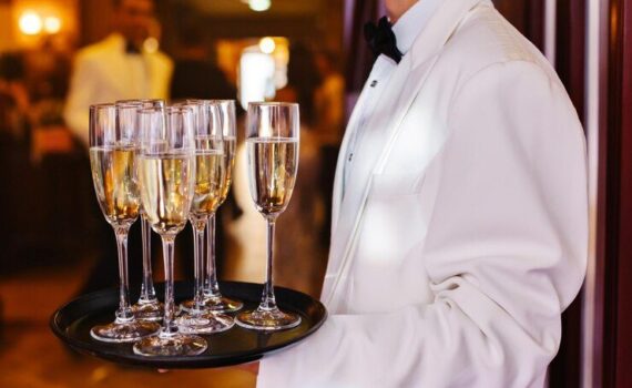 Garçom para Eventos organizando o salão de festas com elegância