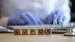 Médico especialista em Lúpus eritematoso sistêmico atendendo paciente em consultório moderno