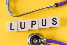 Médico especialista em tratamento de lupus realizando consulta em consultório