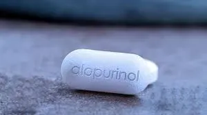 O melhor médico para tratamento de Gota atende paciente em consultório