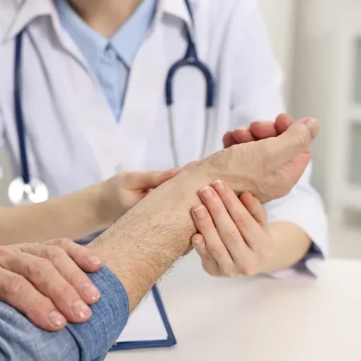 Reumatologista em SP atendendo empresário em clínica moderna