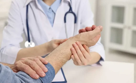 Reumatologista em SP atendendo empresário em clínica moderna