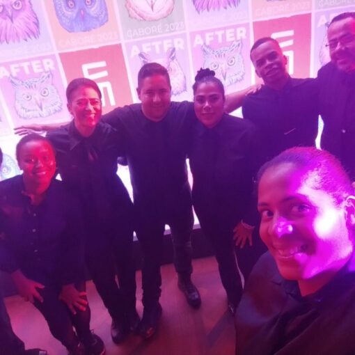 Profissional preparando Serviço de Bar para Eventos em festa corporativa