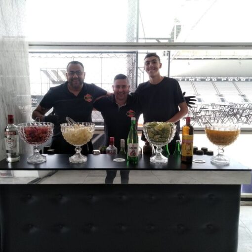 Serviço de Bar para Eventos em SP com bartenders preparando coquetéis em um balcão moderno