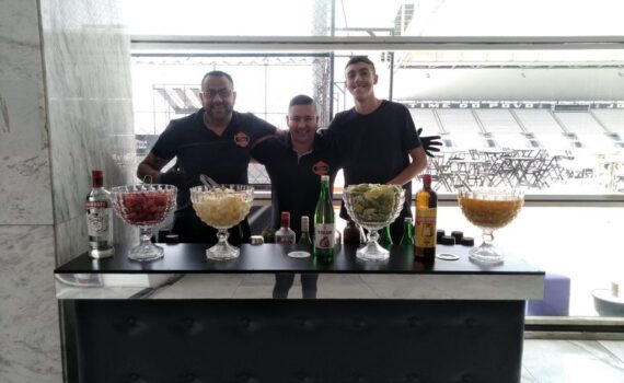 Serviço de Bar para Eventos em SP com bartenders preparando coquetéis em um balcão moderno