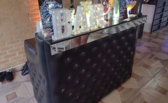 Serviço de Bar para Eventos Preço com bartenders preparando drinks em festa