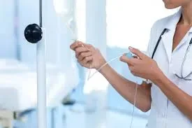 Médico reumatologista conversando com paciente durante consulta de Tratamento para Dermatomiosite em SP em clínica moderna